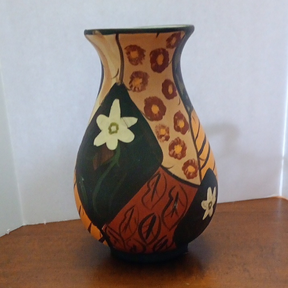 Artistic Floral Pattern Vase